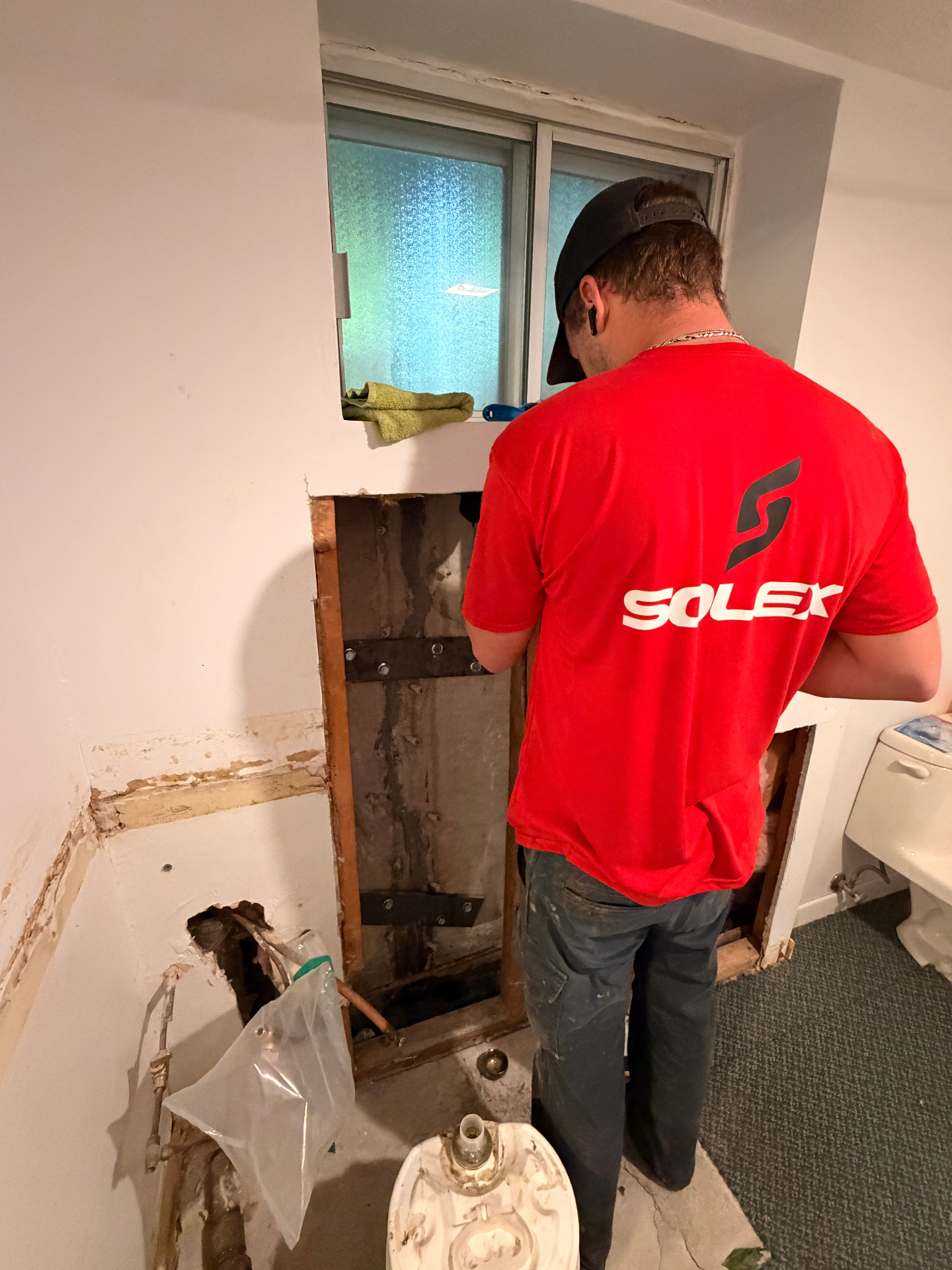 Technicien Solex effectuant une réparation de fissure de fondation par l'intérieur