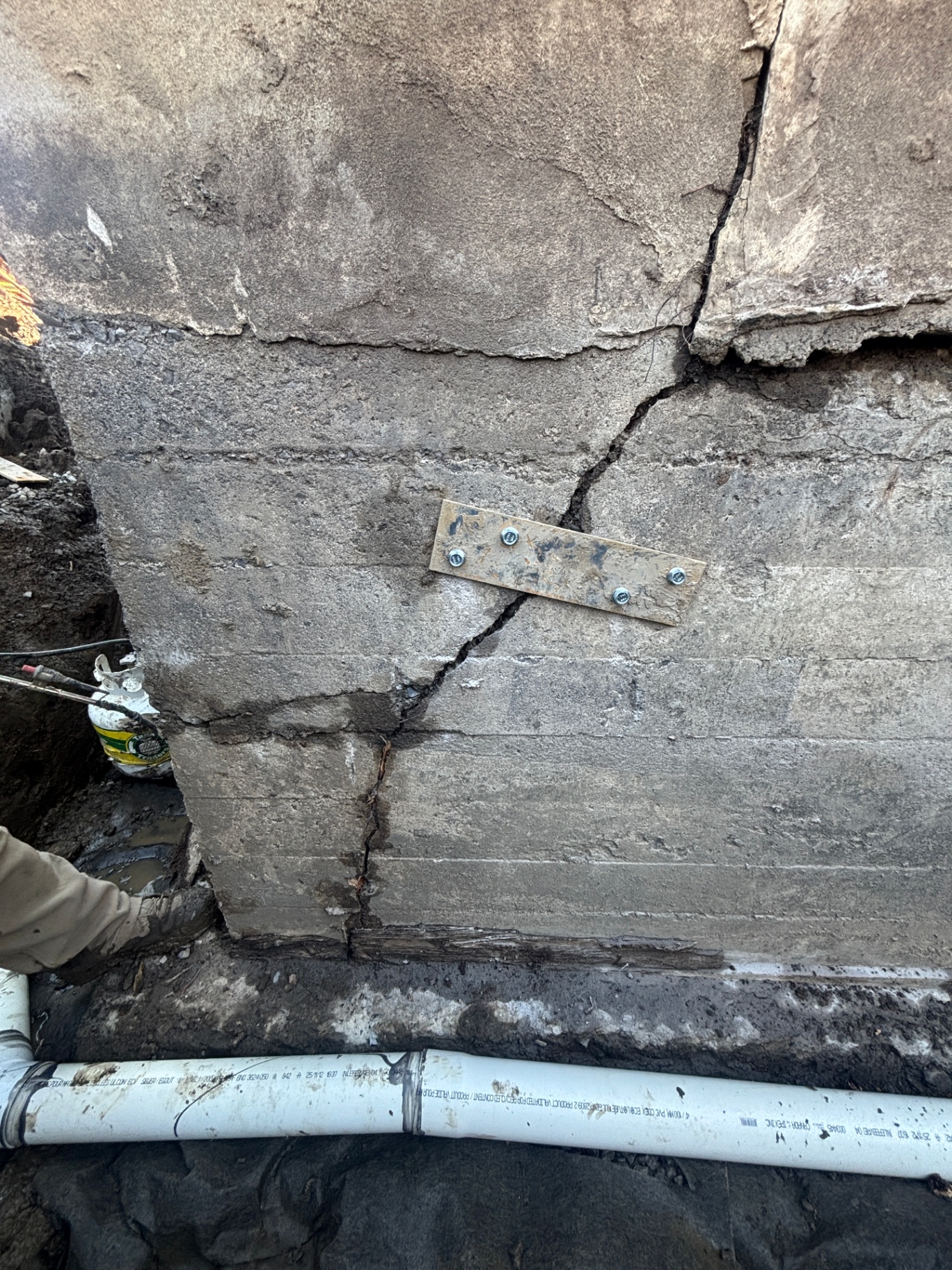 Fissures dans une dalle de béton — signe visible d'un problème structurel lié à l'humidité